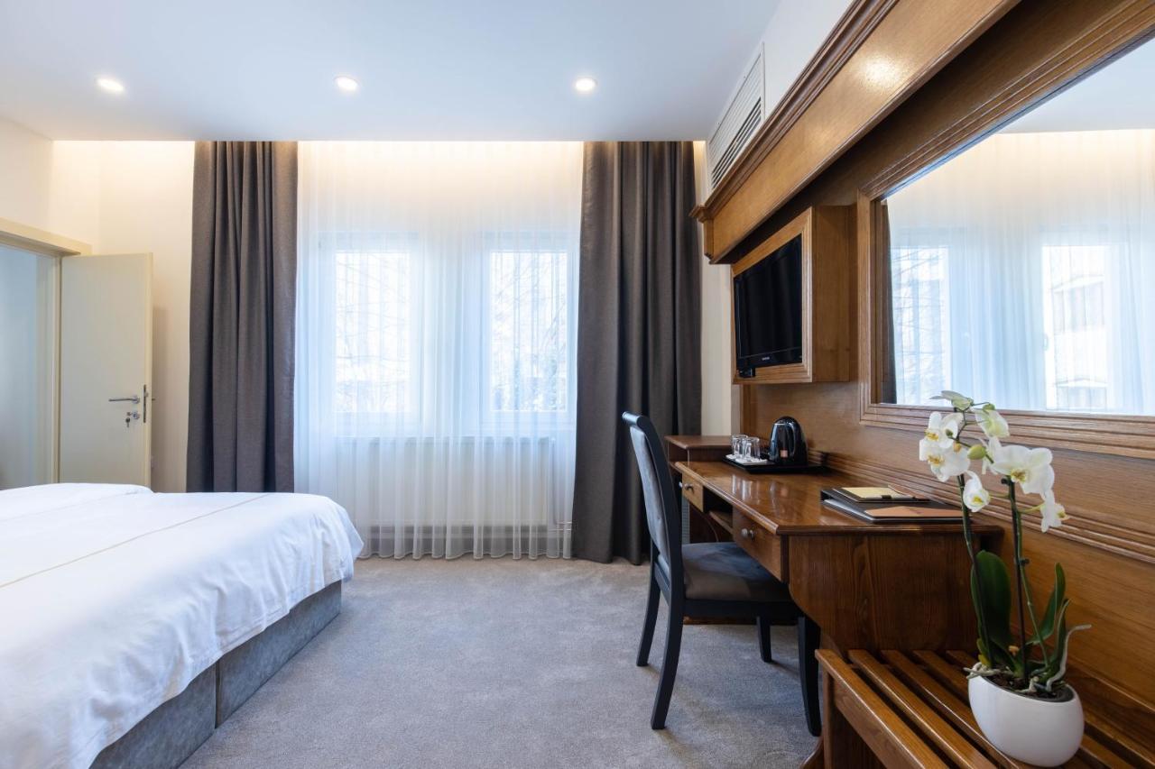Hotel Afa Pristina Exteriör bild